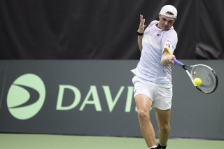 Dominic Stricker, ici lors d'un entraînement de la Coupe Davis en septembre, a signé un succès important en Suède (archives). KEYSTONE/PETER KLAUNZER